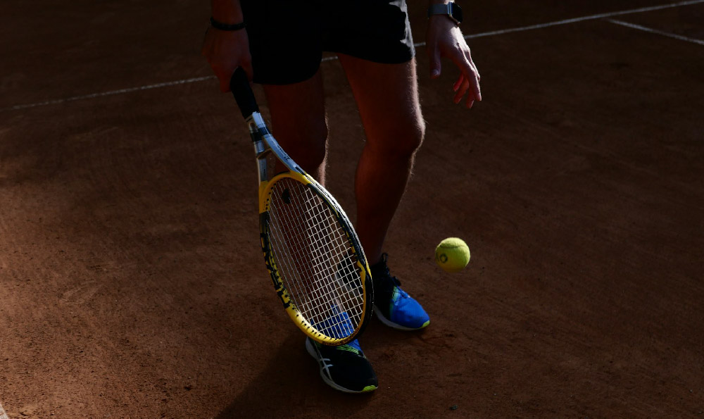 网球发球时重心变化方向